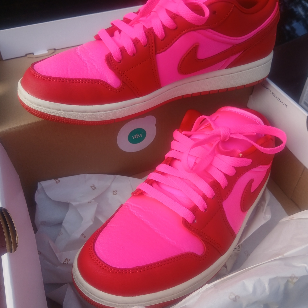 Nike Women's Red and Pink Sneakers